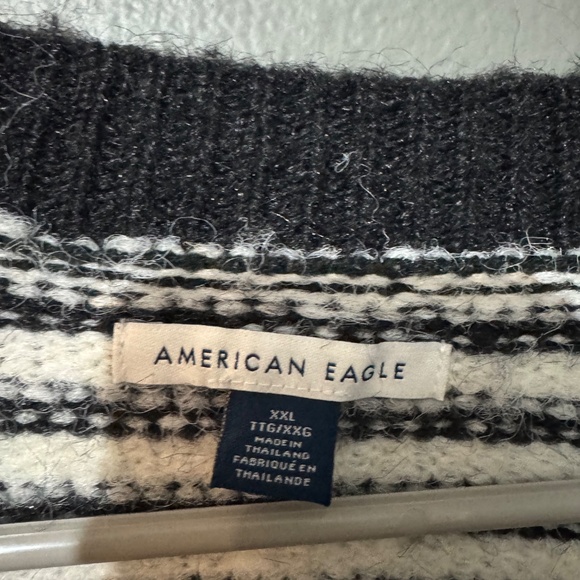 Black and white AE sweater - Picture 3 of 3